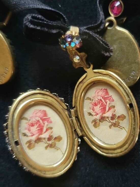 Michal negrin floral earrings, - Gem Michal Negrin Vintage Floral Lace Locket And Matching Earrings